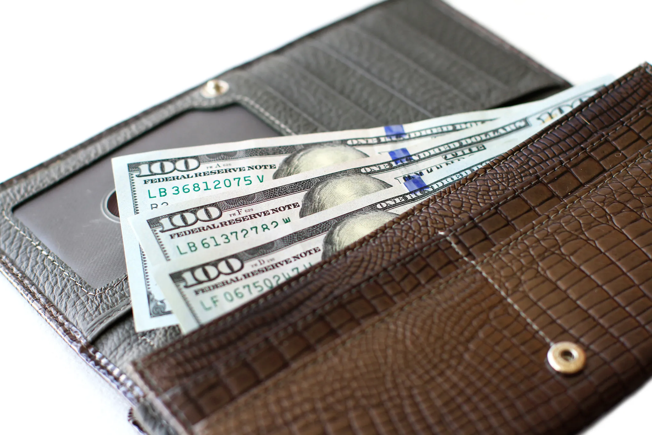 Best Long Wallets for Men (Top 10)