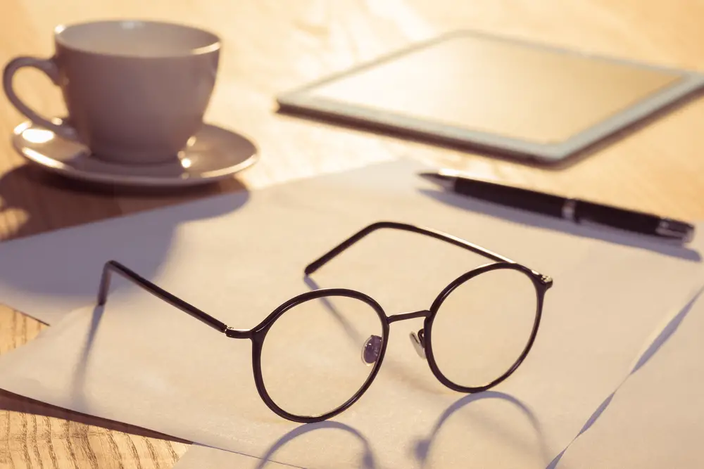 Article: "Spectacles, Testicles, Wallet and Watch". Image shows a pair of glasses, a coffee cup and an electronic tablet
